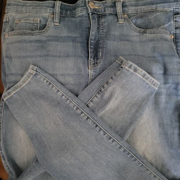 Torrid Jeans Premium Woman's size 16 Medium Wash Stretchy Waist Great Looking - Picture 5 of 10
